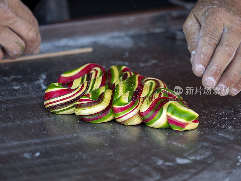 街头美食节上做糖果的男人