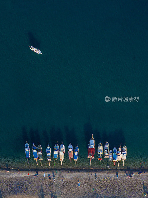 在海滩上等待的游艇