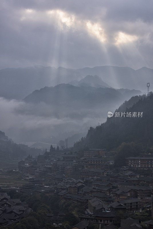 雾蒙蒙的早晨，中国贵州省的苗寨