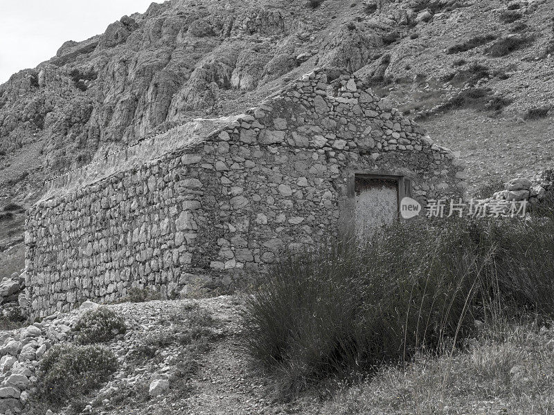 岛上的石头建筑，黑白相间