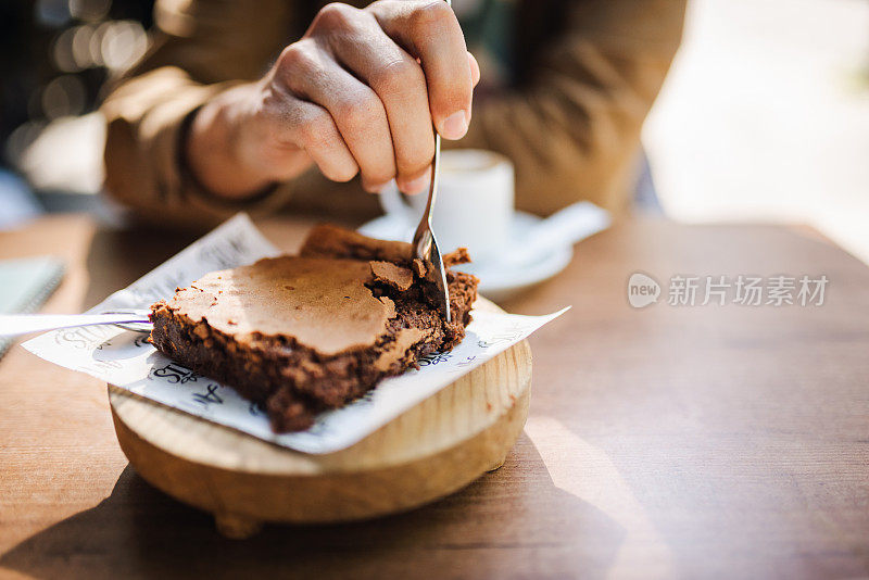 一个面目全非的人在吃巧克力蛋糕。