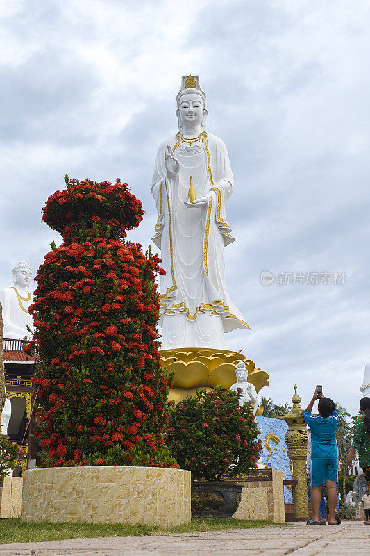 天江的南海母亲雕像是湄公河三角洲地区的一个大型精神文化项目，距离美苴市只有10公里左右。