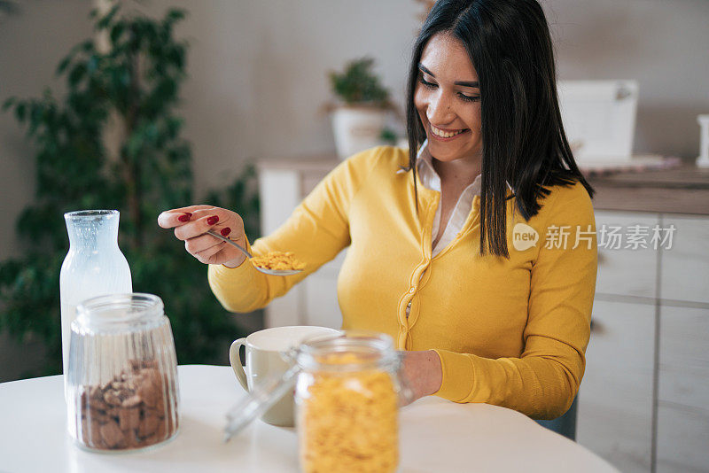 准备早餐的年轻女子