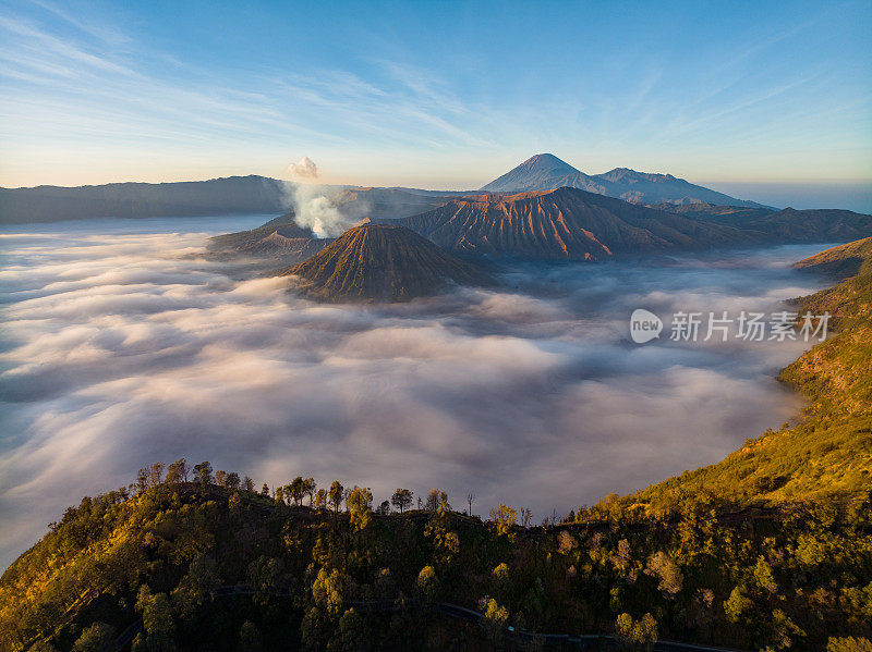 印尼东爪哇腾格里塞梅鲁国家公园，空中无人机拍摄的日出时的Bromo活火山