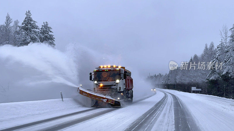 扫雪机正在清理芬兰北部的道路