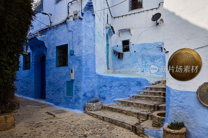 空荡荡的蓝色城市街道上有摩洛哥蚀刻铜盘，摩洛哥，舍夫沙万