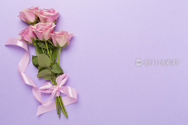 粉红色玫瑰与心的颜色背景，俯视图。情人节概念