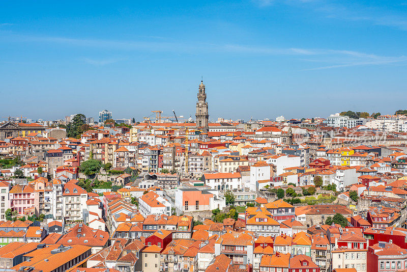 从波尔图的圣玛丽亚大教堂看到的神职人员教堂和塔楼——波尔图大教堂，波尔图，葡萄牙
