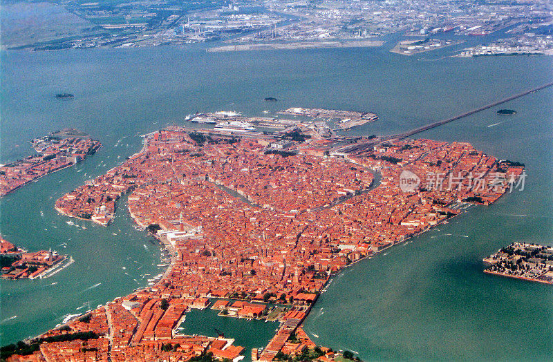 从空中俯瞰威尼斯及其泻湖——意大利