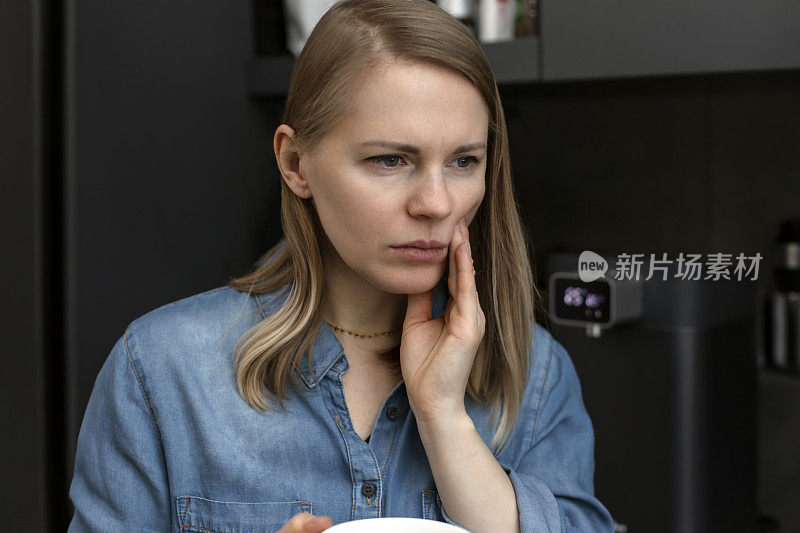 牙痛和牙科。年轻女子牙疼得厉害，用手摸着脸颊。女性感觉牙痛。牙齿保健和健康理念