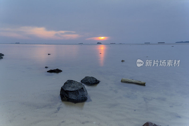 巴东尼瓦纳海滩黄昏全景