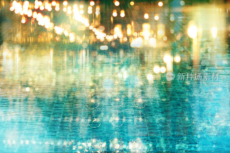 模糊的光酒吧或酒吧反射在蓝色的水游泳池夏季聚会在夜晚的背景