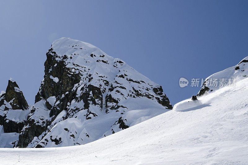 滑雪登山运动员从山坡上下来