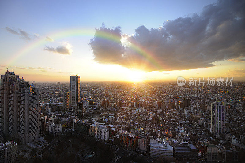 夕阳和彩虹从东京都政府办公室观察室，新宿，东京，日本
