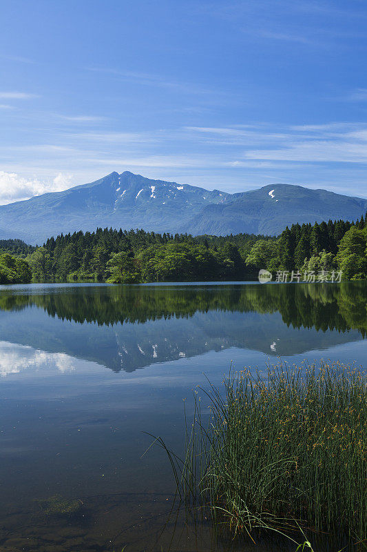 夏天在Chokai山和一个湖