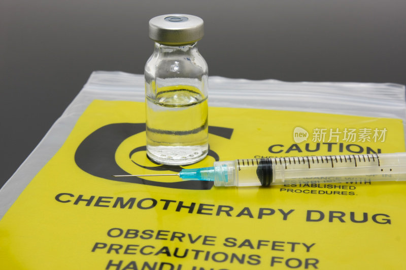 化疗药物小瓶和注射器设置在塑料包装上