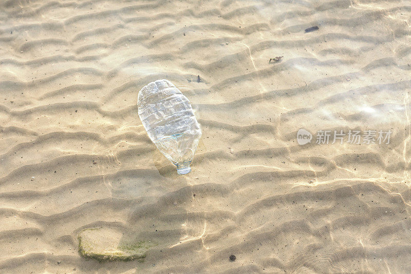 塑料瓶放在浅海中。