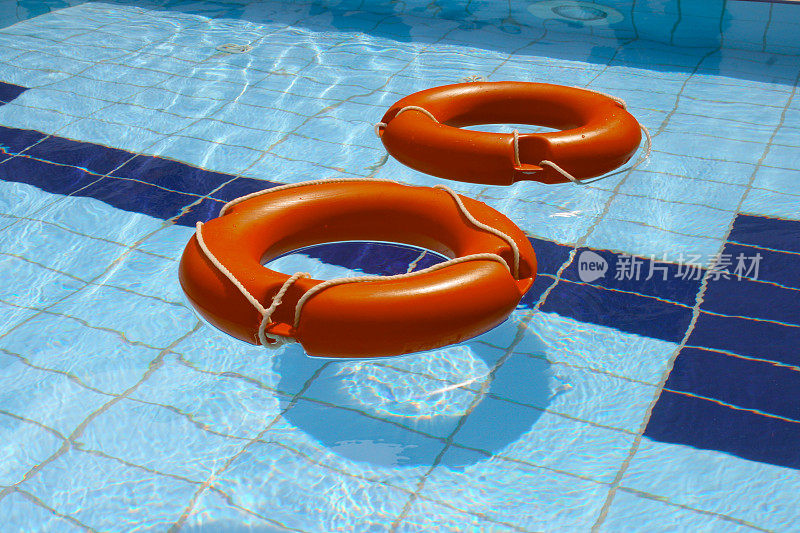 游泳池里有两个救生圈