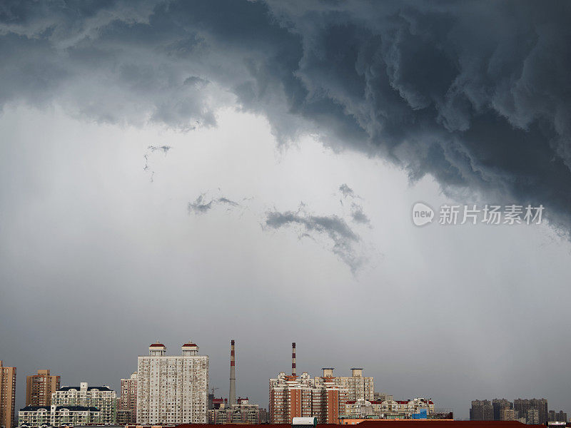 中国上海上空戏剧性的积雨云。