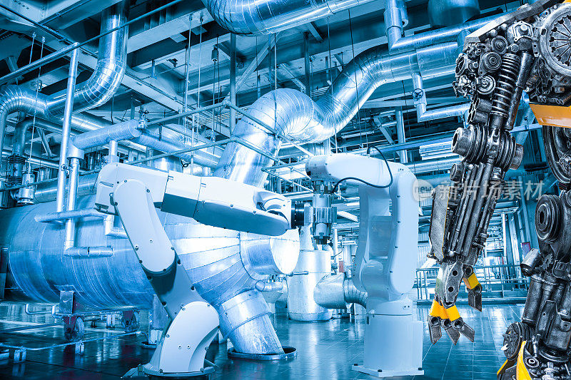 人类机器人控制工业制造工厂的自动机械手机床，技术机器人概念