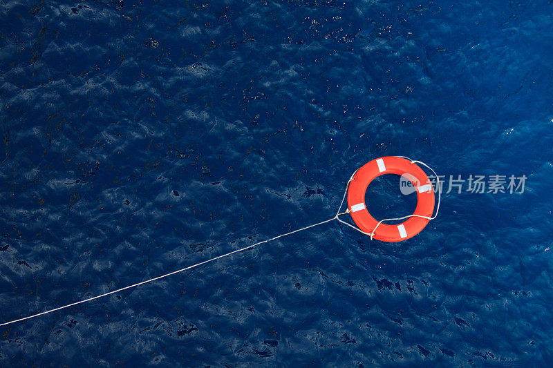 波涛汹涌的蓝色海面上的救生圈，船上的安全设备