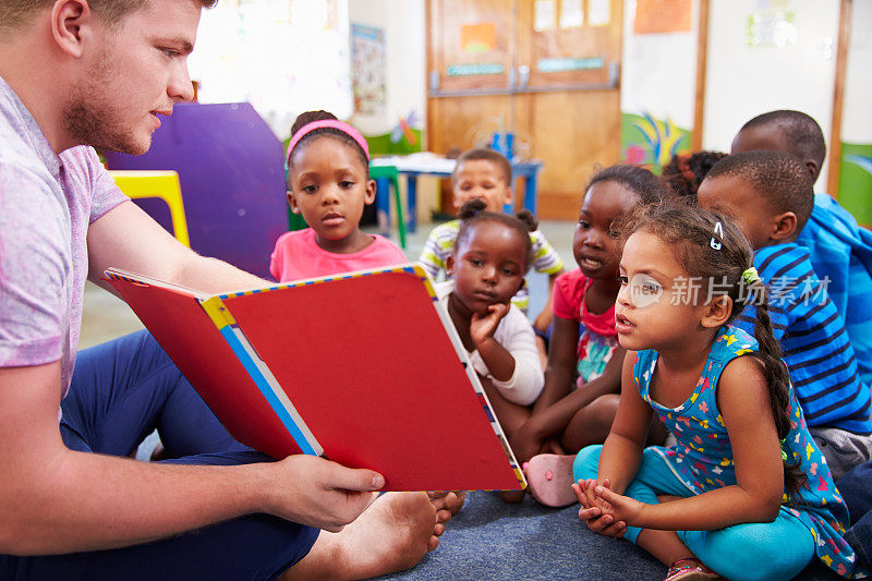 志愿教师为一个学前班的孩子朗读