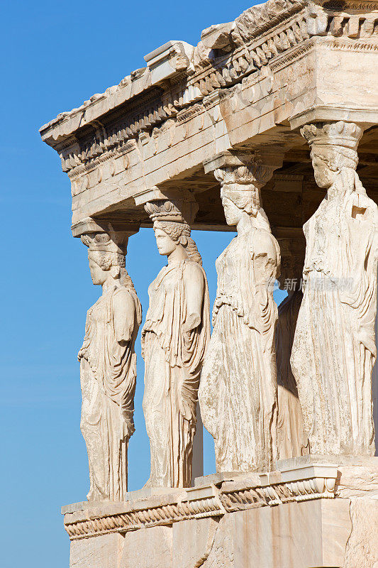 雅典——晨光中卫城上的伊瑞克提翁雕像。