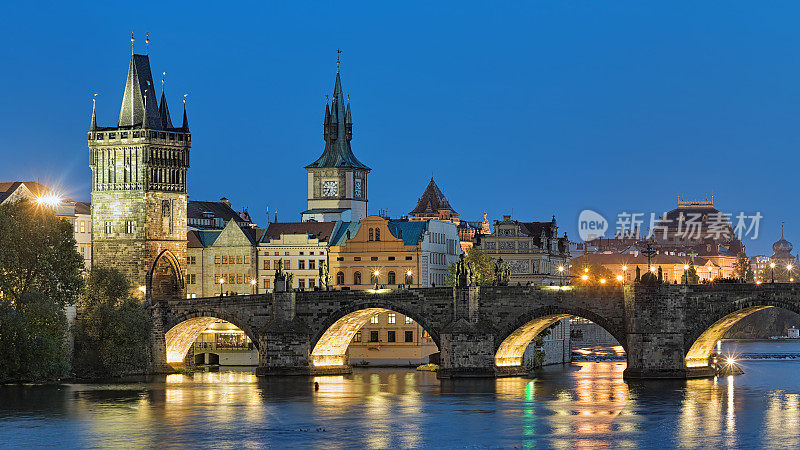 捷克共和国布拉格查理大桥的夜景