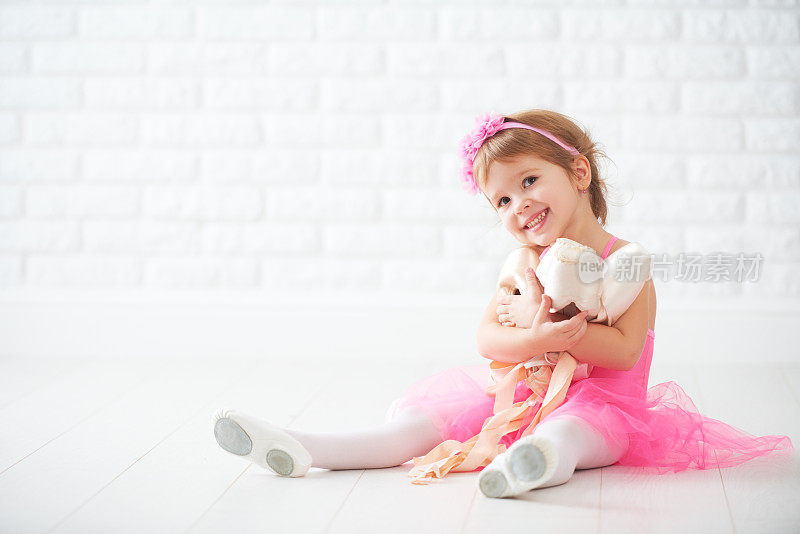 一个小女孩梦想着穿上芭蕾舞鞋成为芭蕾舞演员