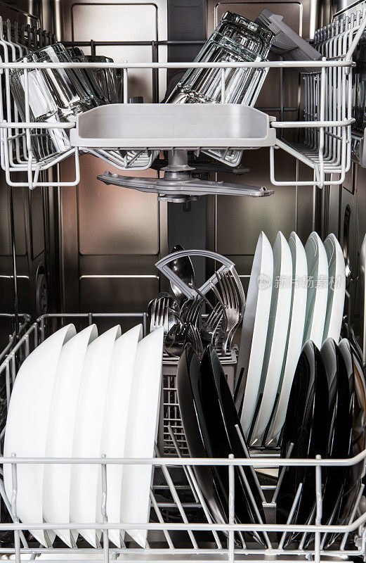 现代洗碗机里的盘子