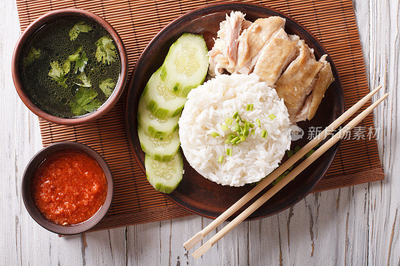 海南鸡饭在盘子上的特写。水平的俯视图