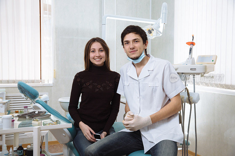 专业牙医和他的微笑耐心的女人。的概念