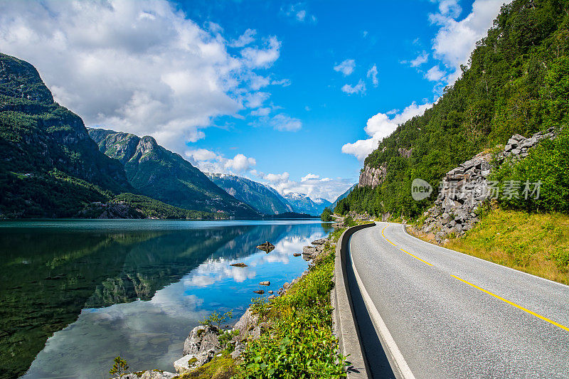 令人惊叹的自然景观与峡湾和山脉。挪威