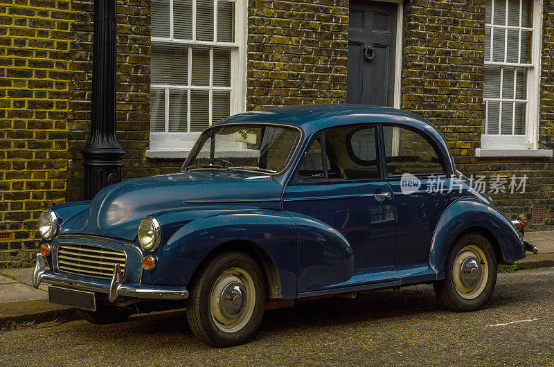 旧的蓝色汽车停在街上，旧的伦敦，旧的伦敦建筑