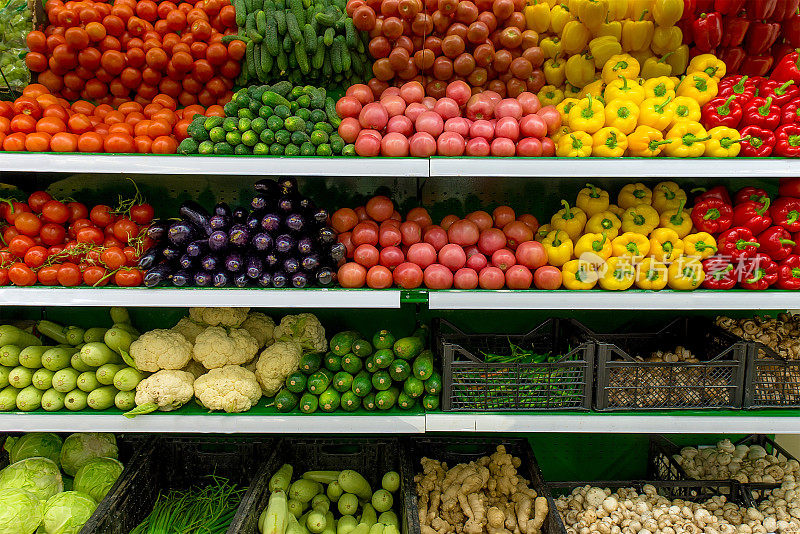 超市、农贸市场货架上的新鲜有机蔬菜和水果。健康食品的概念。维生素和矿物质。西红柿，辣椒，黄瓜，蘑菇，西葫芦