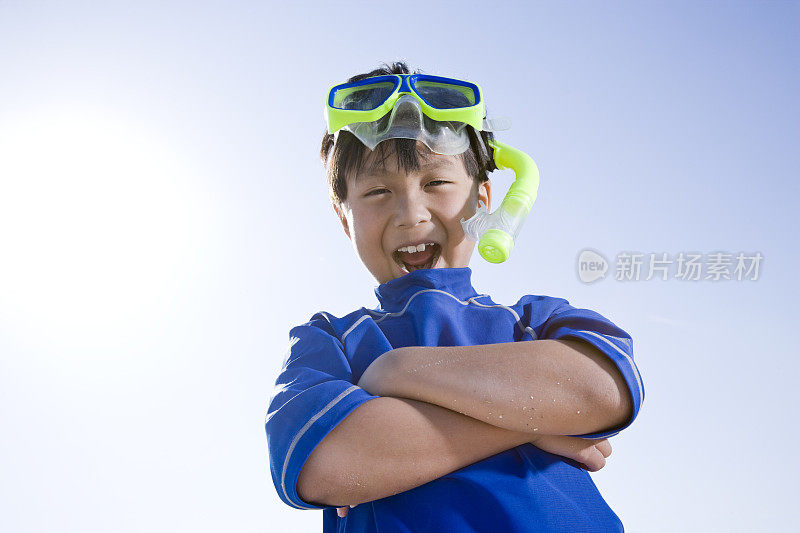 快乐的亚洲男孩戴着面具和通气管