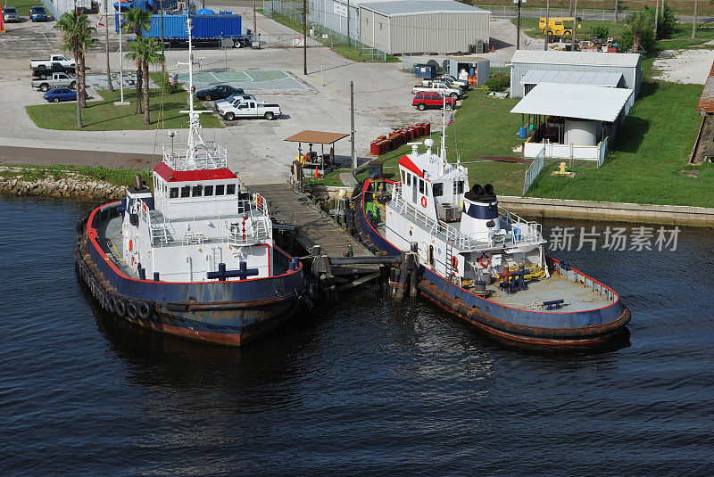 两艘拖船停靠在坦帕港沿海水道