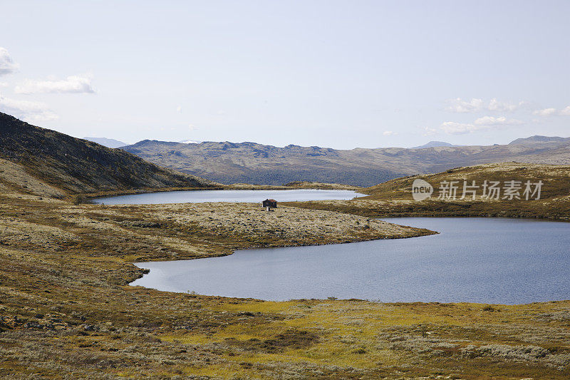 山中的湖。