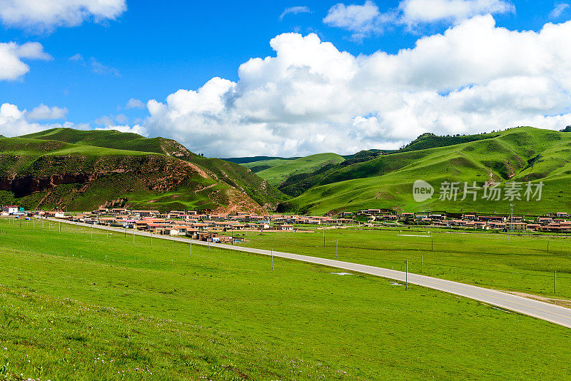 西藏高原的道路、草地和天空