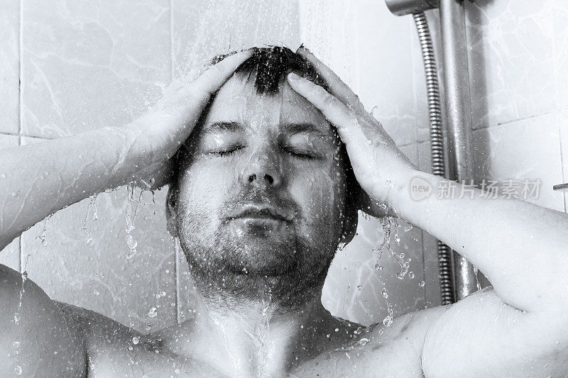 男性采取淋浴