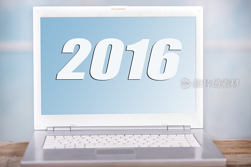 2016年上笔记本电脑显示器屏幕、键盘。窗口。办公室。