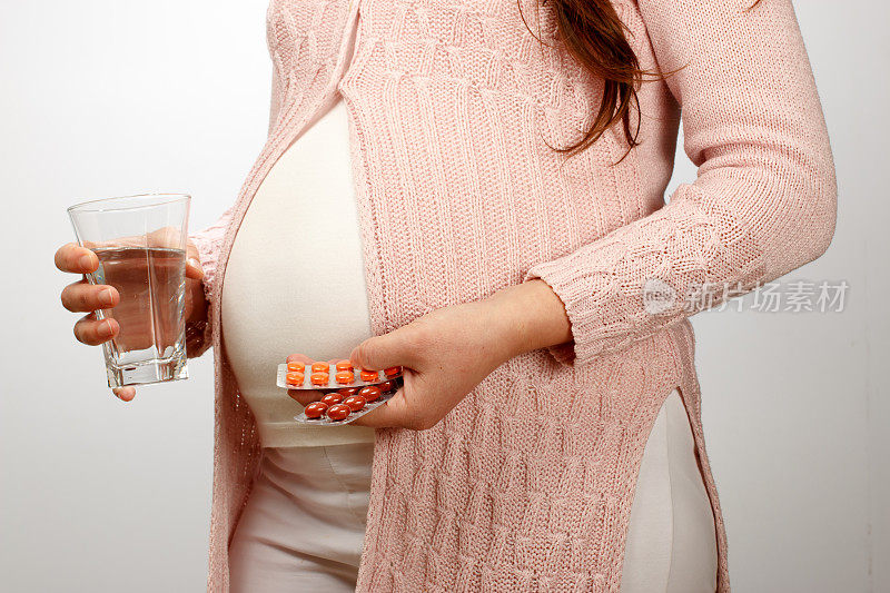 孕妇的肚子在吃药