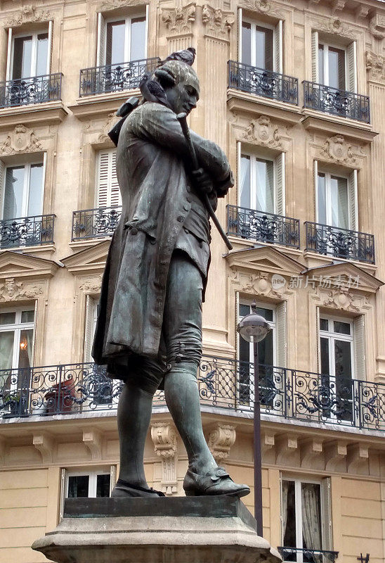 法国巴黎玛莱区博马舍的侧视图雕像