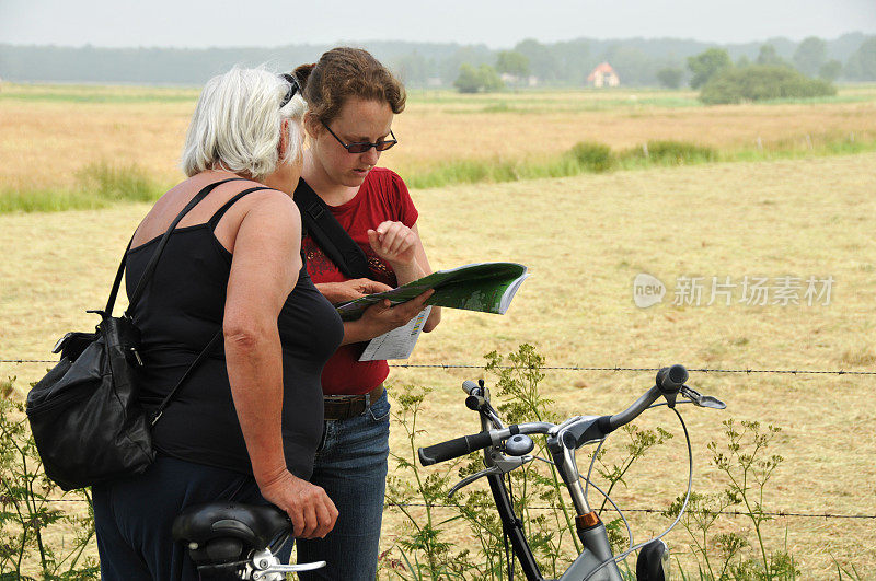 老奶奶和儿媳在看地图