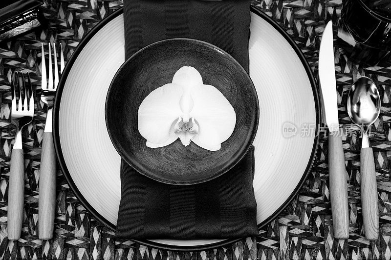黑色和白色东方餐桌与兰花