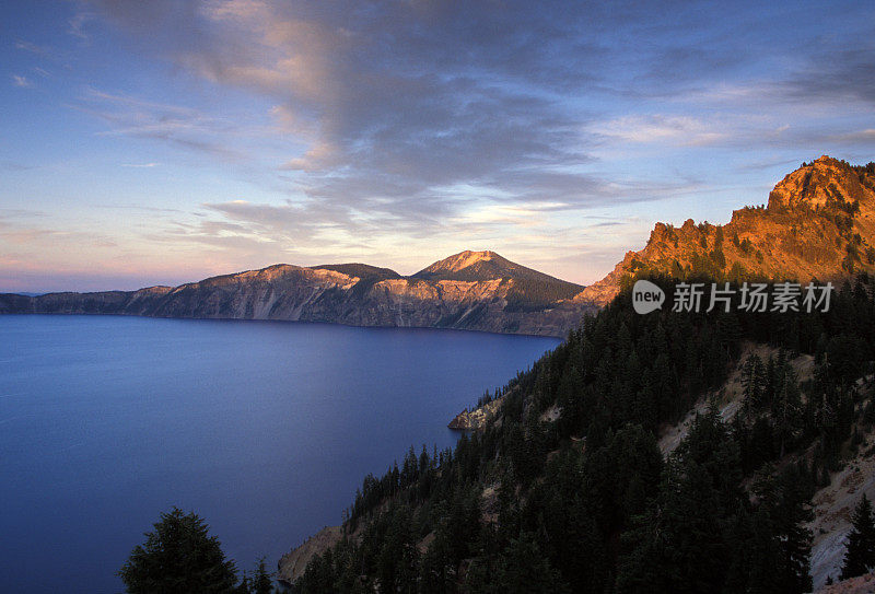 俄勒冈州火山口湖的日落