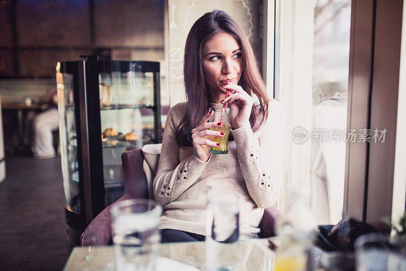在酒吧喝果汁的女孩