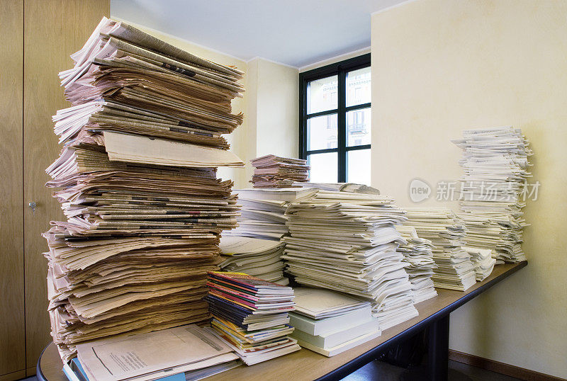 书桌上满是纸、练习册和文件夹