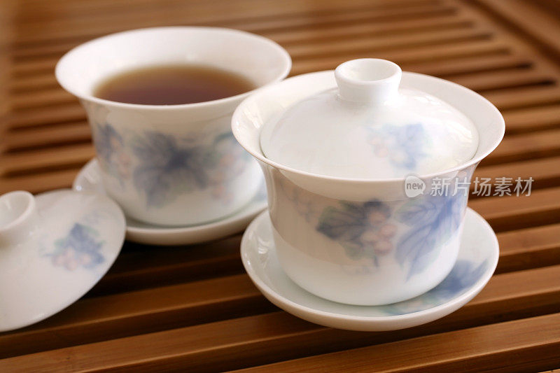 木制架子上的中国茶杯