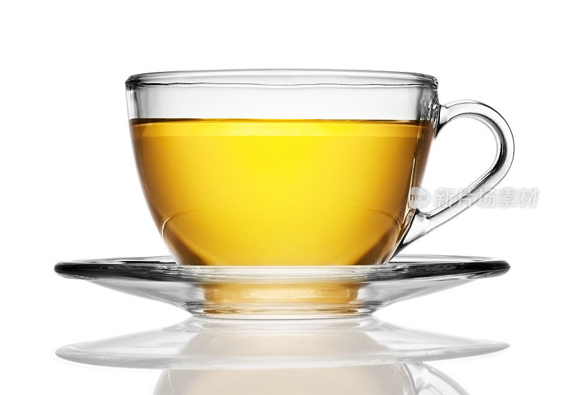 玻璃杯和茶碟上的凉茶隔离白色